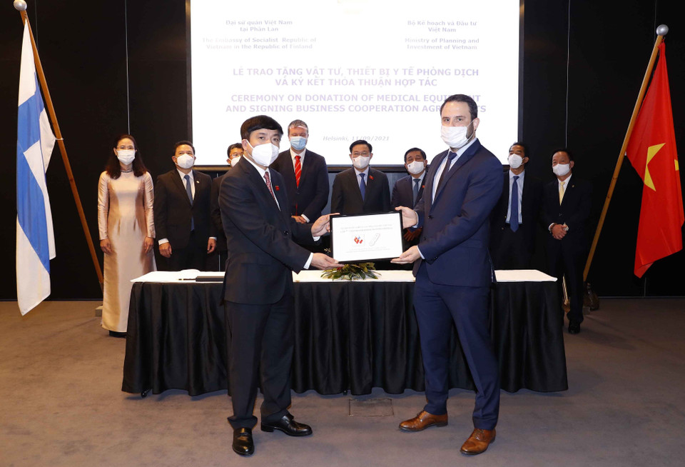 Chủ tịch Quốc hội Vương Đình Huệ chứng kiến Tập đoàn NG Biotech (Pháp) trao tặng 1.000.000 test nhanh kháng nguyên COVID-19 cho Việt Nam trị giá 5 triệu euro, tương đương 135 tỷ đồng. (Ảnh: Doãn Tấn/TTXVN)