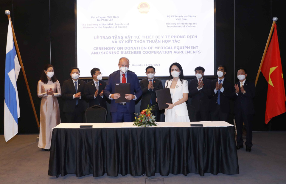 Chủ tịch Quốc hội Vương Đình Huệ chứng kiến lễ ký Thỏa thuận hợp tác giữa Công ty Cổ phần Dược phẩm T&amp;T và Công ty Gerbion GmbH &amp; Co. KG (Đức) về chuyển giao công nghệ và sản xuất các kít xét nghiệm RT-PCR Virela SARS-CoV-2 seqc tại Việt Nam. (Ảnh: Doãn Tấn/TTXVN)