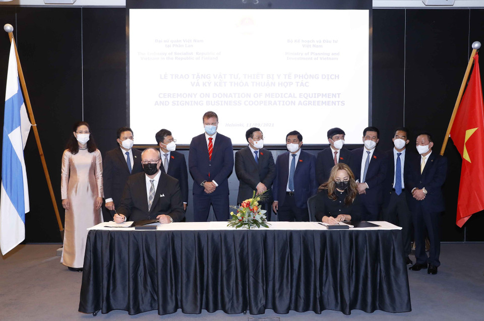 Chủ tịch Quốc hội Vương Đình Huệ chứng kiến lễ ký hợp đồng giữa Công ty TNHH Trang thiết bị y tế Hà Anh và Công ty Solofa Oy (Phần Lan) về hợp tác phân phối độc quyền sản xuất xét nghiệm nhanh SARS-CoV-2. (Ảnh: Doãn Tấn/TTXVN)