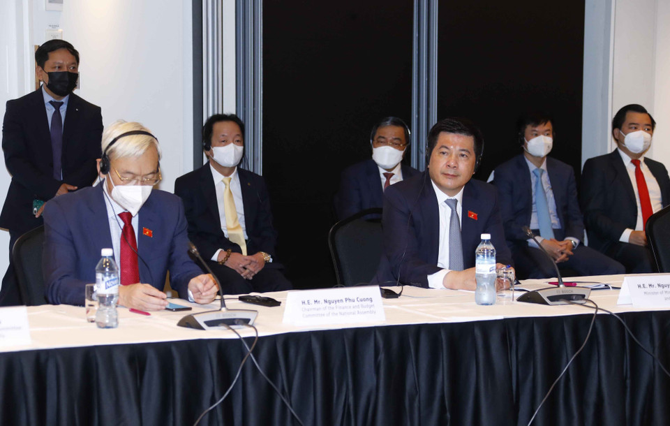 Chủ nhiệm Ủy ban Tài chính-Ngân sách của Quốc hội Nguyễn Phú Cường (bên trái) và Bộ trưởng Bộ Công Thương Nguyễn Hồng Diên (phải) vùng các đại biểu đoàn Việt Nam tham dự tọa đàm. (Ảnh: Doãn Tấn/TTXVN)