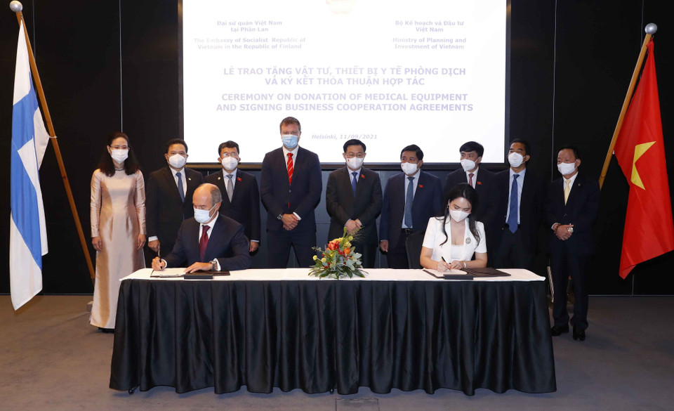 Chủ tịch Quốc hội Vương Đình Huệ chứng kiến lễ ký Thỏa thuận hợp tác giữa Công ty Cổ phần Dược phẩm T&amp;T và Công ty HIPRA Human Health S.L.U (Tây Ban Nha) về thử nghiệm lâm sàng và mua vaccine phòng COVID-19 HIPRA SARS-CoV-2 với số lượng dự kiến 50 triệu liều, tổng trị giá hợp đồng khoảng 375 triệu euro, tương đương 10.500 tỷ đồng. (Ảnh: Doãn Tấn/TTXVN)