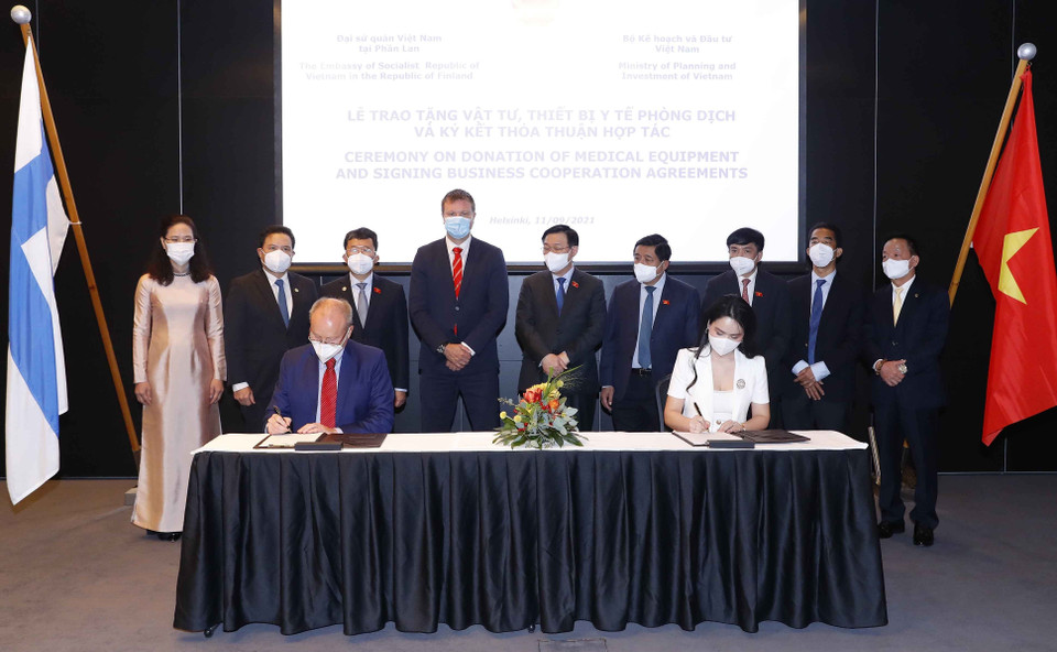 Chủ tịch Quốc hội Vương Đình Huệ chứng kiến lễ ký Thỏa thuận giữa Công ty Cổ phần Dược phẩm T&amp;T và Công ty Gerbion GmbH &amp; Co. KG (Đức) về hợp tác chuyển giao công nghệ và sản xuất các kít xét nghiệm RT-PCR Virela SARS-CoV-2 seqc tại Việt Nam. (Ảnh: Doãn Tấn/TTXVN)