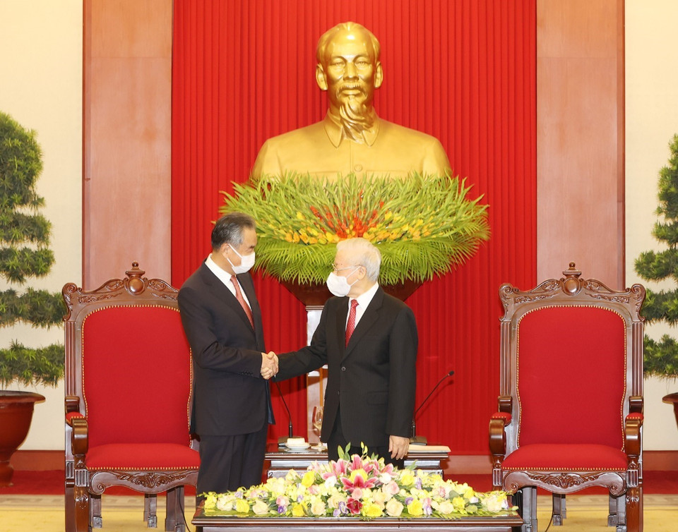 Tổng Bí thư Nguyễn Phú Trọng tiếp Ủy viên Quốc vụ, Bộ trưởng Ngoại giao Trung Quốc Vương Nghị thăm chính thức Việt Nam và dự Phiên họp lần thứ 13 Ủy ban Chỉ đạo hợp tác song phương Việt Nam-Trung Quốc. (Ảnh: Trí Dũng/TTXVN)