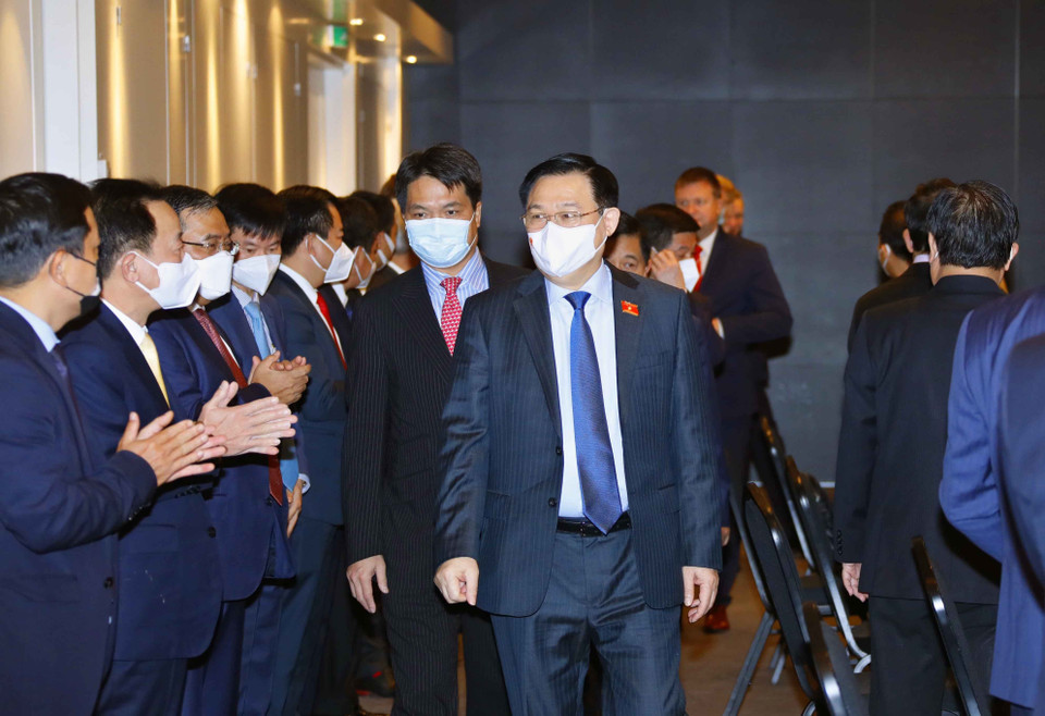 Chủ tịch Quốc hội Vương Đình Huệ đến dự tọa đàm doanh nghiệp Việt Nam-Phần Lan. (Ảnh: Doãn Tấn/TTXVN)