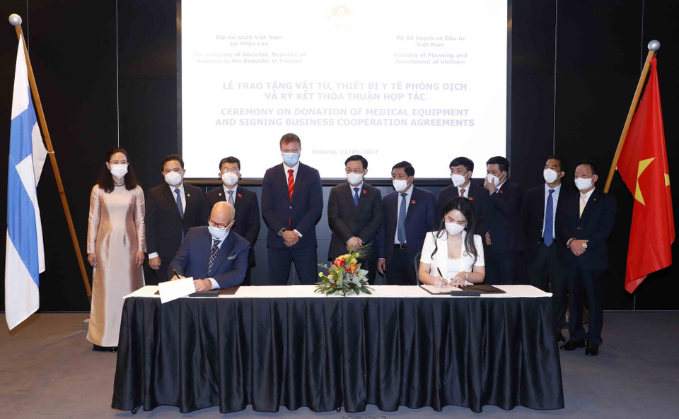 Chủ tịch Quốc hội Vương Đình Huệ chứng kiến lễ ký Biên bản ghi nhớ giữa Tập đoàn T&amp;T và Tập đoàn JAKS Resources Berhad (Malaysia) về việc hợp tác đầu tư dự án Nhà máy Điện khí Quảng Ninh 2 tại tỉnh Quảng Ninh, công suất 1500 MW, tổng mức đầu tư dự kiến khoảng 1,5 tỷ USD. (Ảnh: Doãn Tấn/TTXVN) 