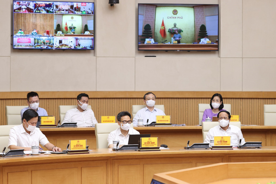 Các Phó Thủ tướng (trước) và thành viên Ban Chỉ đạo tham dự cuộc họp tại điểm cầu Chính phủ. (Ảnh: Dương Giang/TTXVN)