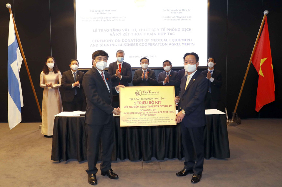 Chủ tịch Quốc hội Vương Đình Huệ chứng kiến đại diện Tập đoàn T&amp;T trao tặng 1 triệu bộ kit xét nghiệm RT PCR COVID-19, tổng trị giá 6 triệu euro, tương đương 162 tỷ đồng. (Ảnh: Doãn Tấn/TTXVN) 