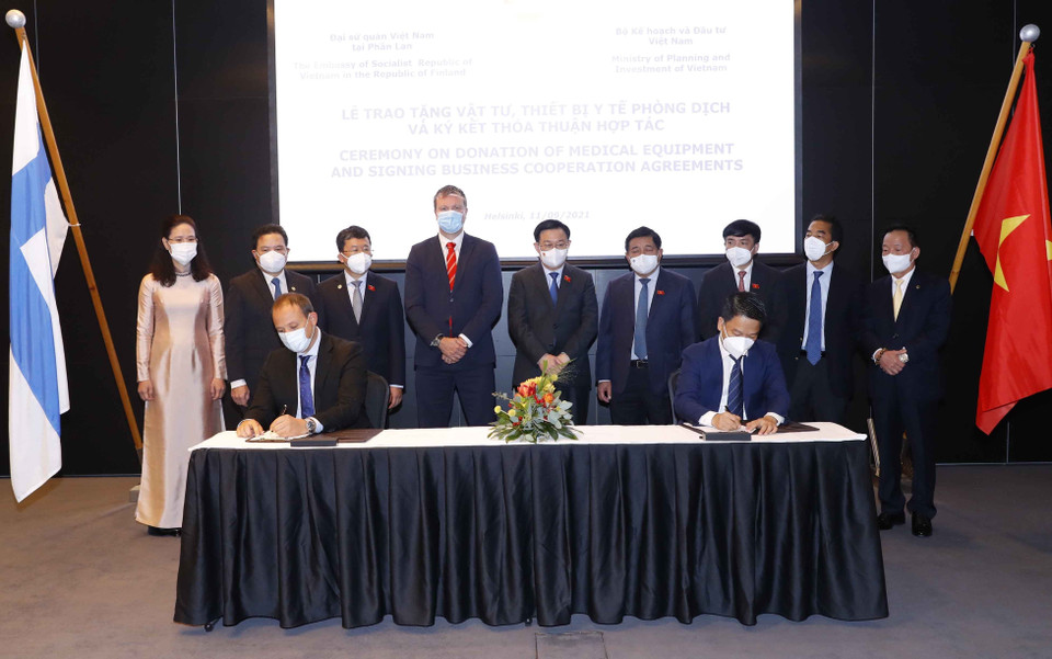 Chủ tịch Quốc hội Vương Đình Huệ chứng kiến lễ ký hợp đồng giữa Công ty Cổ phần Dược phẩm T&amp;T và Công ty AVESTOS INTERATIONAL GMBH (Đức) về mua bán kít xét nghiệm Real-time PCR sản xuất tại Đức, tổng giá trị hợp đồng 85 triệu euro, tương đương 2.285 tỷ đồng. (Ảnh: Doãn Tấn/TTXVN)