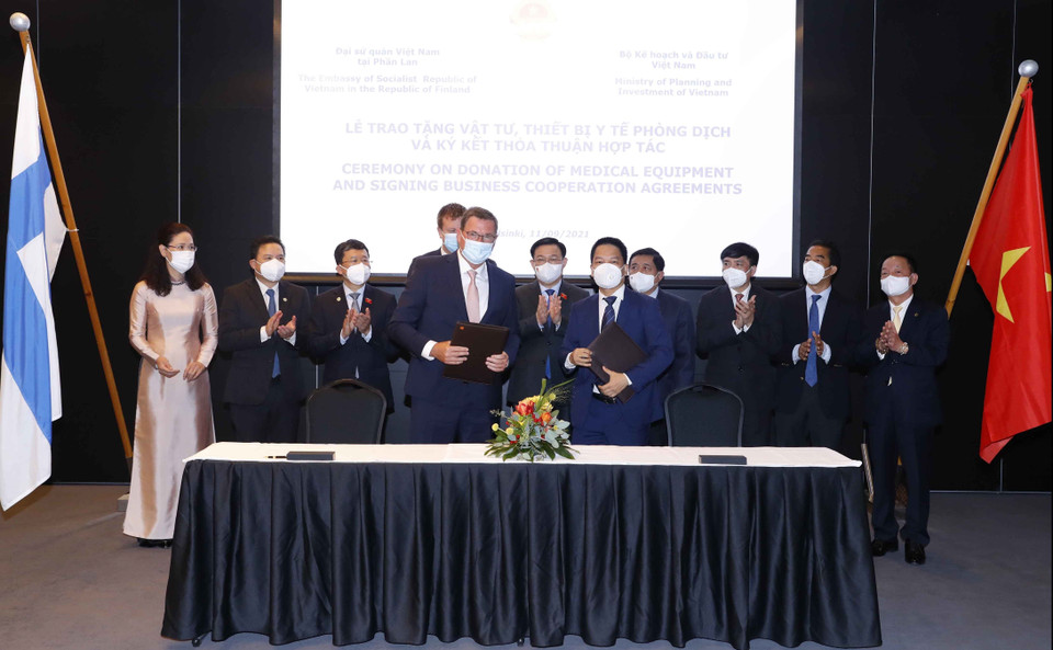 Chủ tịch Quốc hội Vương Đình Huệ chứng kiến lễ ký hợp đồng giữa Công ty Cổ phần Dược phẩm T&amp;T và Công ty HIPRA Human Health S.L.U (Tây Ban Nha) tiếp tục chuyển giao công nghệ sản xuất Vaccine phòng COVID-19 tại Việt Nam. (Ảnh: Doãn Tấn/TTXVN)