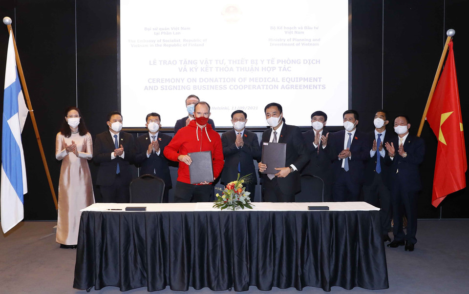 Chủ tịch Quốc hội Vương Đình Huệ chứng kiến lễ ký Biên bản ghi nhớ giữa Tập đoàn T&amp;T và Tập đoàn Solar Finland về hợp tác sản xuất và chuyển giao công nghệ sản xuất tấm pin năng lương mặt trời thế hệ mới. (Ảnh: Doãn Tấn/TTXVN)