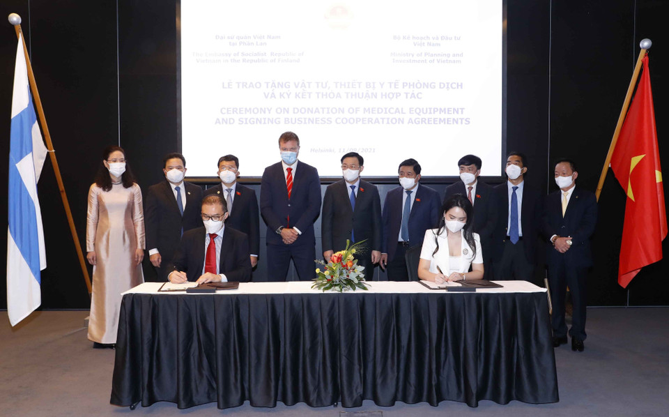 Chủ tịch Quốc hội Vương Đình Huệ chứng kiến lễ ký hợp đồng giữa Tập đoàn T&amp;T và Công ty MINGGOTHINGS S.L Tây Ban Nha về việc mua 1 triệu bộ kit xét nghiệm PCR COVID-19, tổng trị giá hợp đồng khoảng 6 triệu euro, tương đương 162 tỷ đồng. (Ảnh: Doãn Tấn/TTXVN)