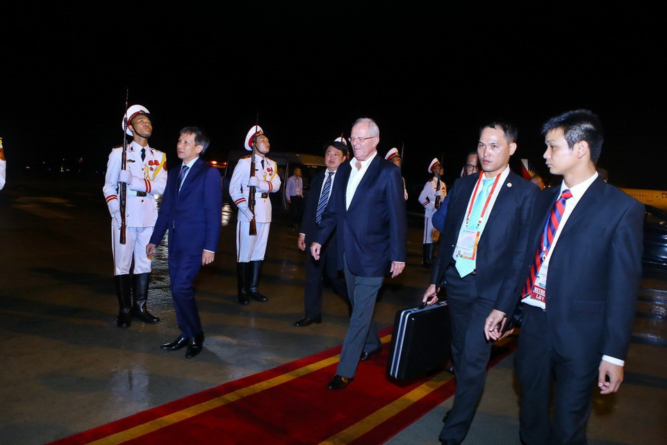 Tối 11/11, tại Sân bay quốc tế Đà Nẵng diễn ra Lễ tiễn chính thức Tổng thống Peru Pedro Pablo Kuczynski cùng đoàn đại biểu cấp cao tham dự Tuần lễ Cấp cao APEC 2017. (Ảnh: TTXVN)