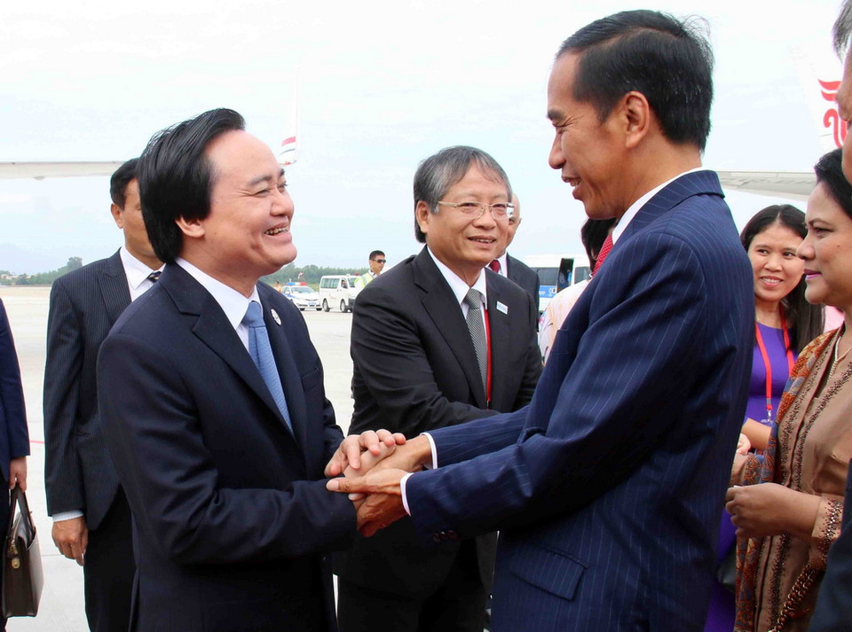 Sáng 12/11, tại Sân bay quốc tế Đà Nẵng diễn ra Lễ tiễn chính thức Tổng thống Indonesia Joko Wikodo cùng đoàn đại biểu cấp cao tham dự Tuần lễ Cấp cao APEC 2017. (Ảnh: TTXVN)