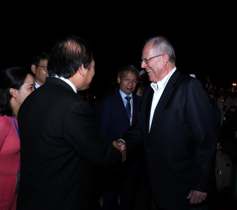 Tối 11/11, tại Sân bay quốc tế Đà Nẵng diễn ra Lễ tiễn chính thức Tổng thống Peru Pedro Pablo Kuczynski cùng đoàn đại biểu cấp cao tham dự Tuần lễ Cấp cao APEC 2017. (Ảnh: TTXVN)