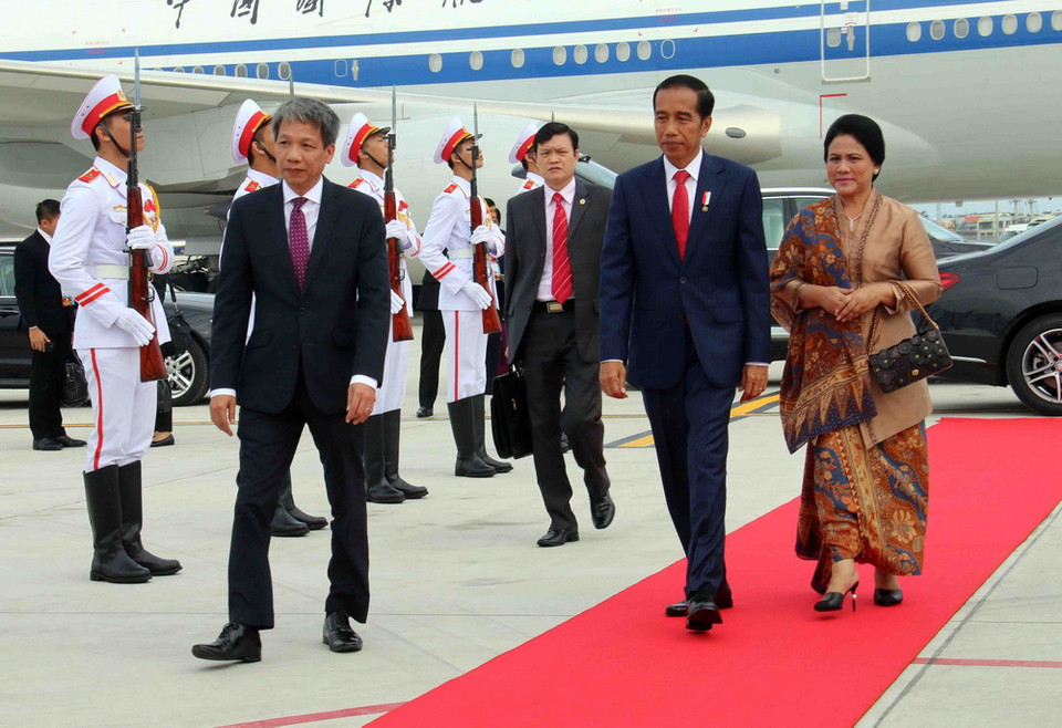 Sáng 12/11, tại Sân bay quốc tế Đà Nẵng diễn ra Lễ tiễn chính thức Tổng thống Indonesia Joko Wikodo cùng đoàn đại biểu cấp cao tham dự Tuần lễ Cấp cao APEC 2017. (Ảnh: TTXVN)