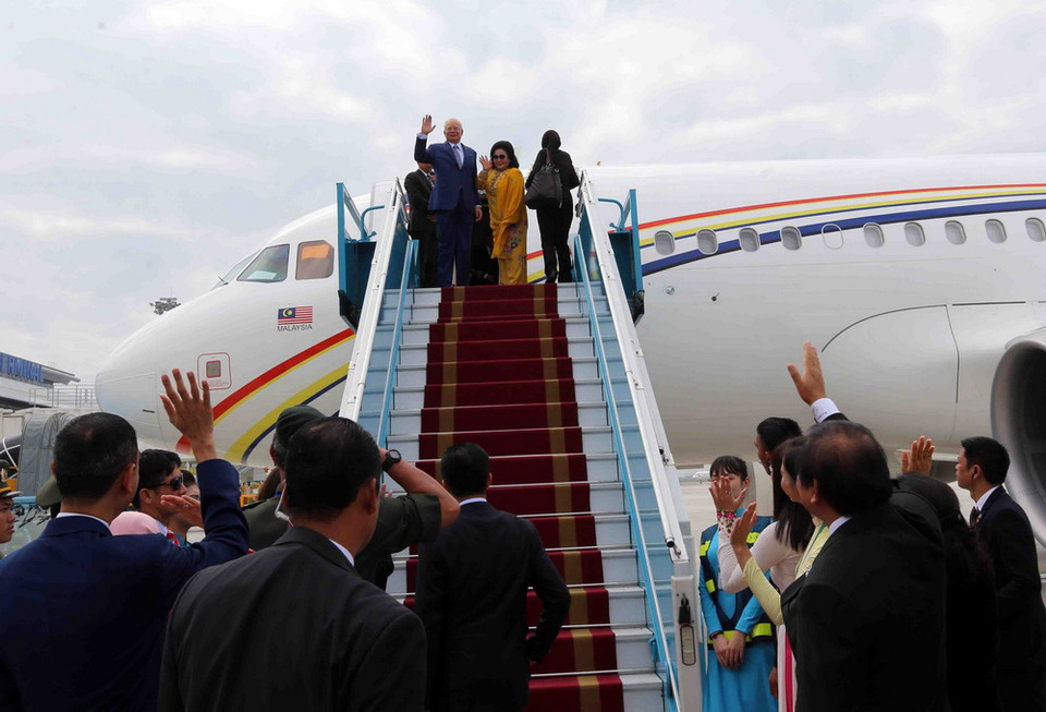 Sáng 12/11, tại Sân bay quốc tế Đà Nẵng diễn ra Lễ tiễn chính thức Thủ tướng Malaysia Najib Razak cùng đoàn đại biểu cấp cao tham dự Tuần lễ Cấp cao APEC 2017. (Ảnh: TTXVN)