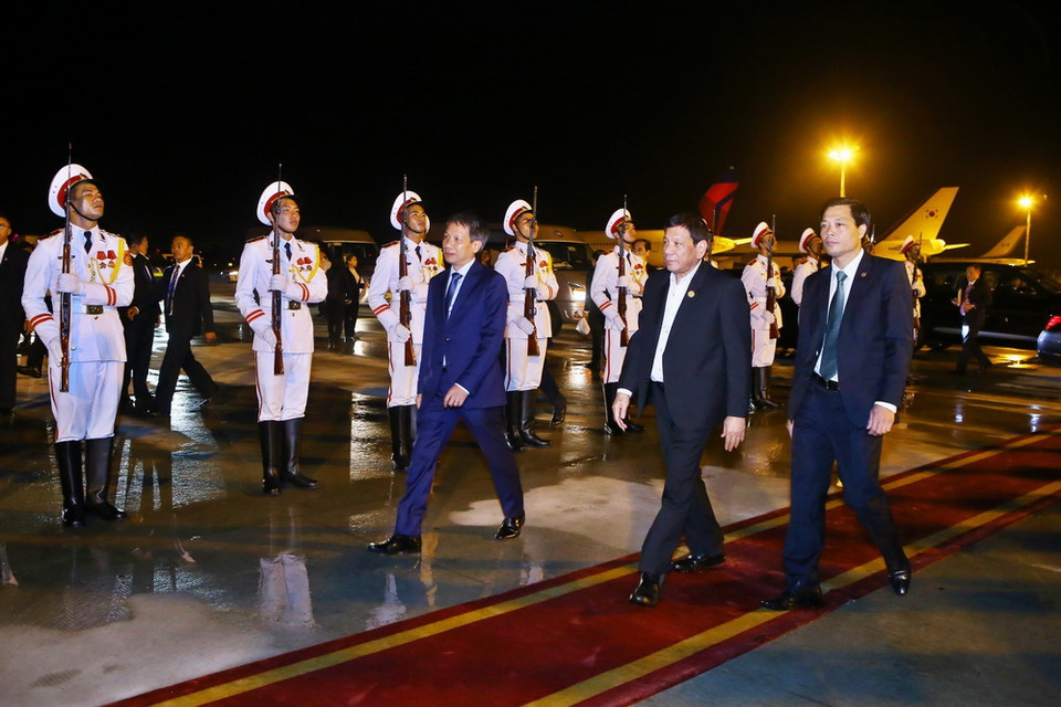 Tối 11/11, tại Sân bay quốc tế Đà Nẵng diễn ra Lễ tiễn chính thức Tổng thống Philippines Rodrigo Duterte cùng đoàn đại biểu cấp cao tham dự Tuần lễ Cấp cao APEC 2017. (Ảnh: TTXVN)