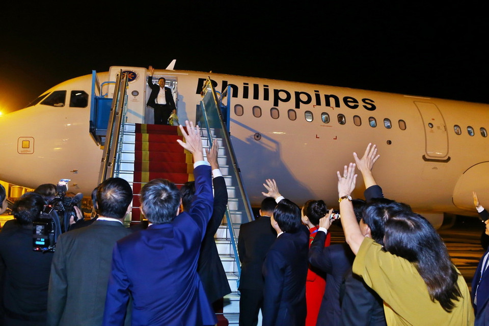 Tối 11/11, tại Sân bay quốc tế Đà Nẵng diễn ra Lễ tiễn chính thức Tổng thống Philippines Rodrigo Duterte cùng đoàn đại biểu cấp cao tham dự Tuần lễ Cấp cao APEC 2017. (Ảnh: TTXVN)