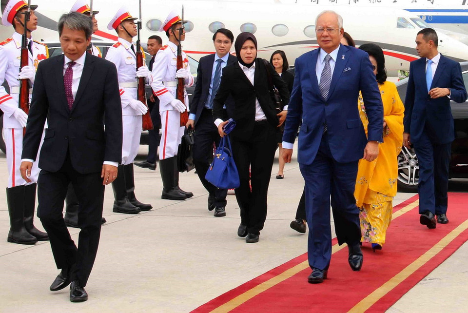 Sáng 12/11, tại Sân bay quốc tế Đà Nẵng diễn ra Lễ tiễn chính thức Thủ tướng Malaysia Najib Razak cùng đoàn đại biểu cấp cao tham dự Tuần lễ Cấp cao APEC 2017. (Ảnh: TTXVN)