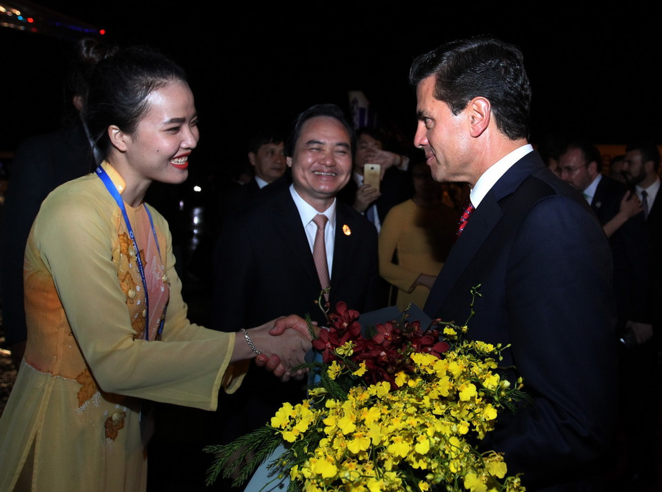 Tối 11/11, tại Sân bay quốc tế Đà Nẵng diễn ra Lễ tiễn chính thức Tổng thống Mexico Enrique Pena Nieto cùng đoàn đại biểu cấp cao tham dự Tuần lễ Cấp cao APEC 2017. (Ảnh: TTXVN)