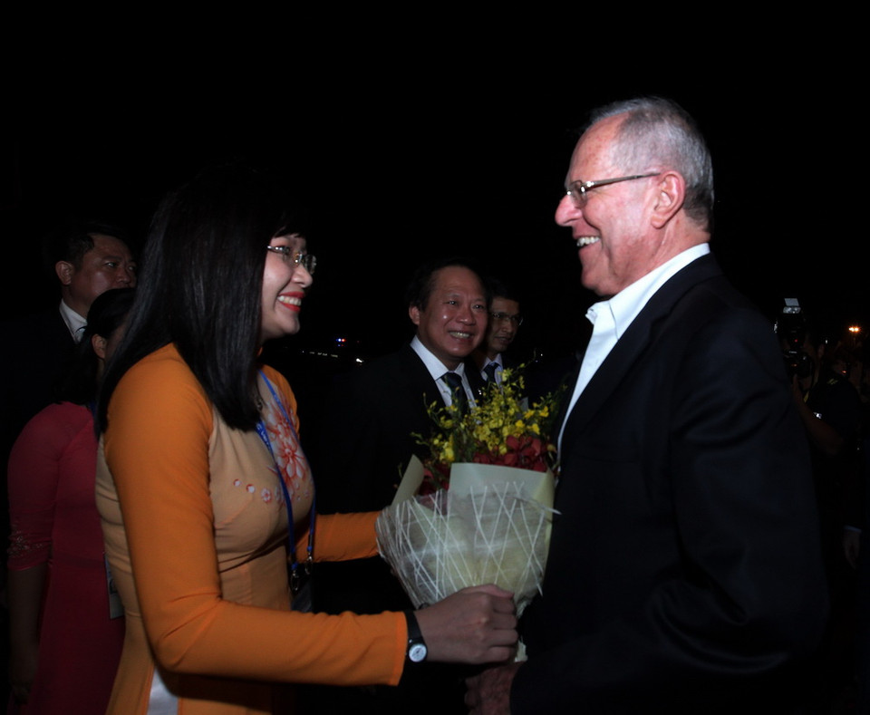 Tối 11/11, tại Sân bay quốc tế Đà Nẵng diễn ra Lễ tiễn chính thức Tổng thống Peru Pedro Pablo Kuczynski cùng đoàn đại biểu cấp cao tham dự Tuần lễ Cấp cao APEC 2017. (Ảnh: TTXVN)