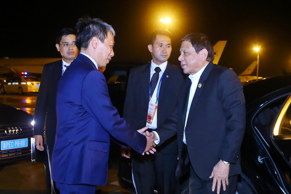 Tối 11/11, tại Sân bay quốc tế Đà Nẵng diễn ra Lễ tiễn chính thức Tổng thống Philippines Rodrigo Duterte cùng đoàn đại biểu cấp cao tham dự Tuần lễ Cấp cao APEC 2017. (Ảnh: TTXVN)