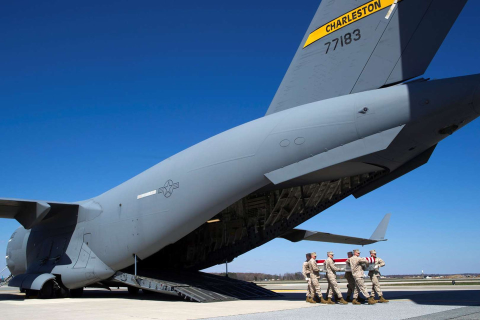 Một nhóm Thủy quân lục chiến Mỹ đưa thi hài đồng đội về nước