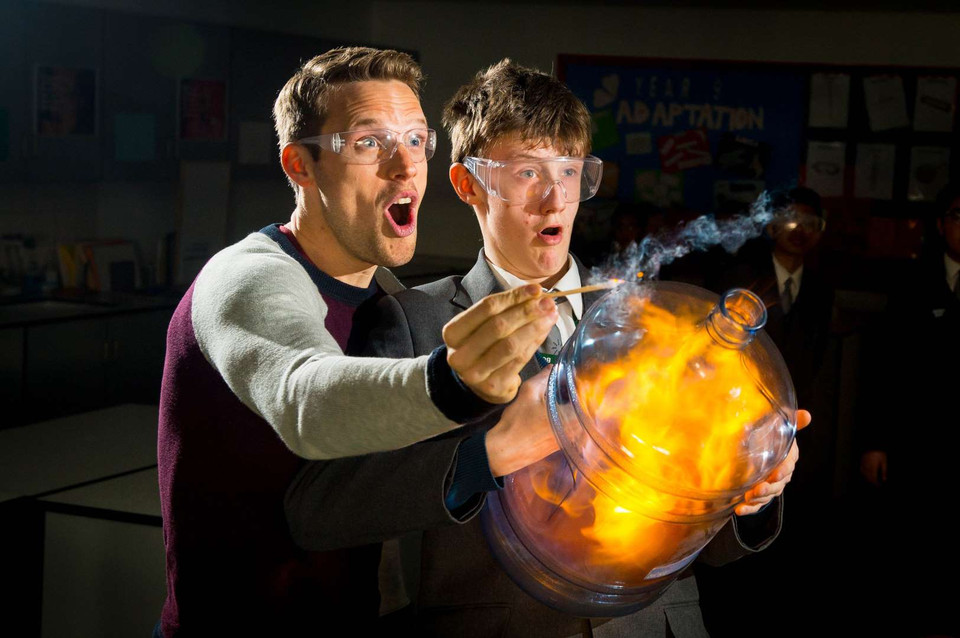 Nhà khoa học Greg Foot (trái) tạo ra "Chai tên lửa" với người học trò Peter McCartney 
