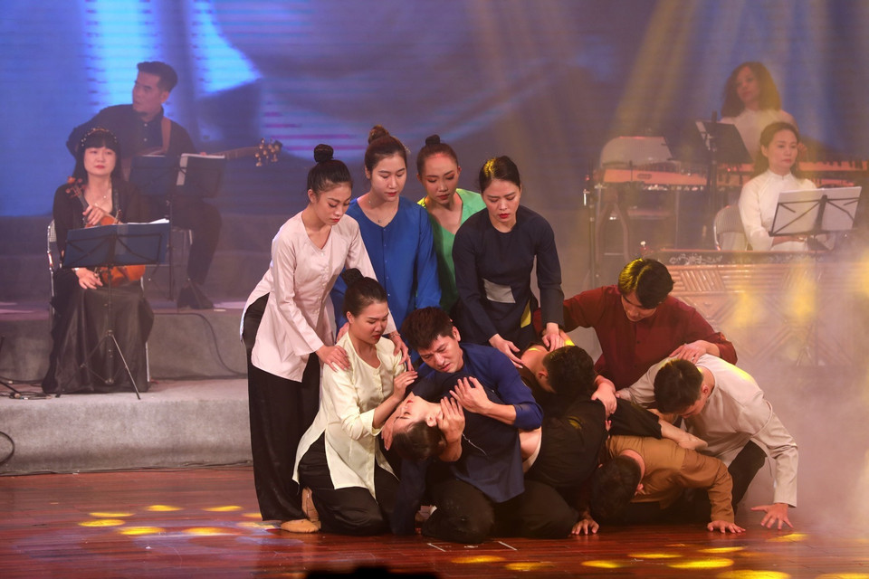 Tiết mục văn nghệ tại chương trình. (Ảnh: Thành Đạt/TTXVN)