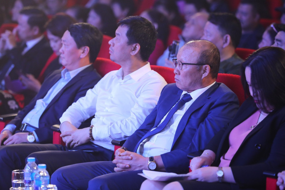 Chương trình ca nhạc thiện nguyện 'Thương về miền Trung' có sự hiện diện của huấn luyện viên trưởng đội tuyển bóng đá Việt Nam Park Hang-seo. (Ảnh: Thành Đạt/TTXVN)