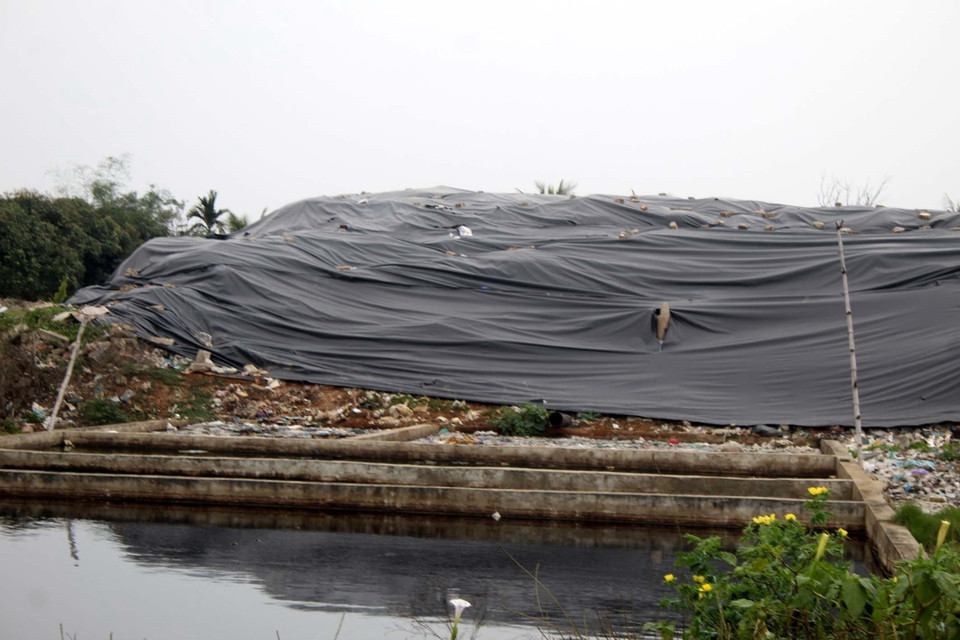 Bãi rác Sầm Sơn, phường Trung Sơn, thành phố Sầm Sơn, Thanh Hóa quá tải, rác chất cao. (Ảnh: Nguyễn Nam/TTXVN)