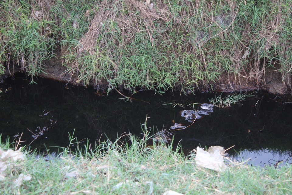 Nước rỉ rác đen ngòm. (Ảnh: Nguyễn Nam/TTXVN)