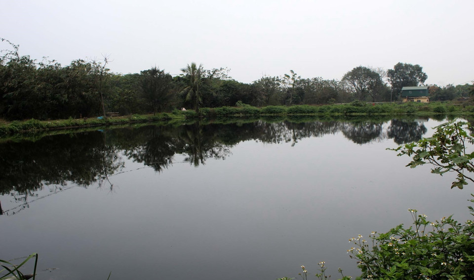 Nguồn nước trong hồ chứa Bãi rác Sầm Sơn, phường Trung Sơn, thành phố Sầm Sơn, Thanh Hóa đen ngòm, ô nhiễm. (Ảnh: Nguyễn Nam/TTXVN)