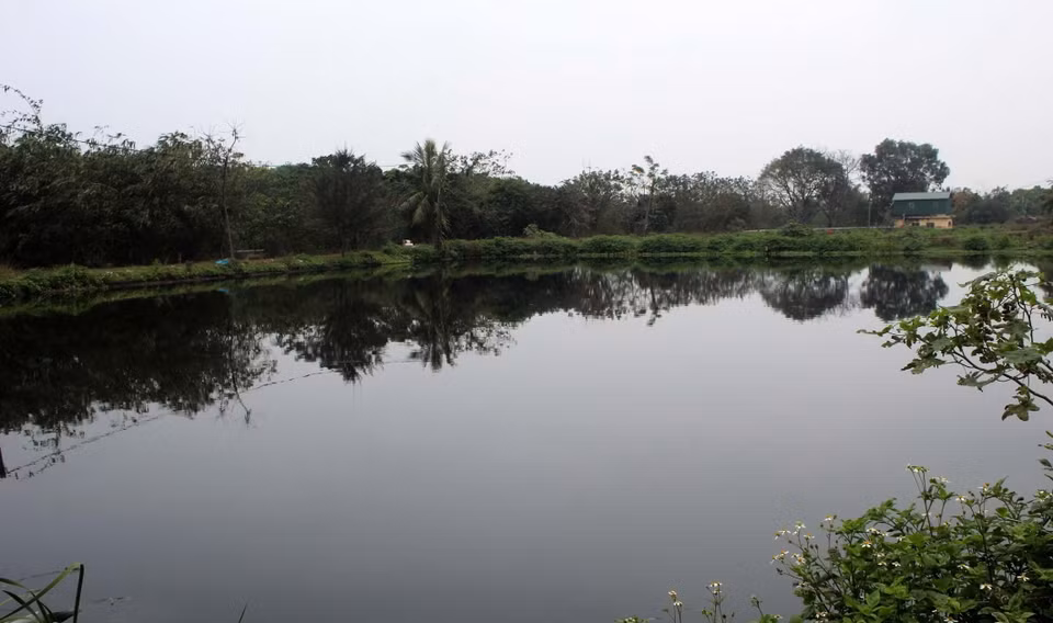 Nguồn nước trong hồ chứa Bãi rác Sầm Sơn, phường Trung Sơn, thành phố Sầm Sơn, Thanh Hóa đen ngòm, ô nhiễm. (Ảnh: Nguyễn Nam/TTXVN)