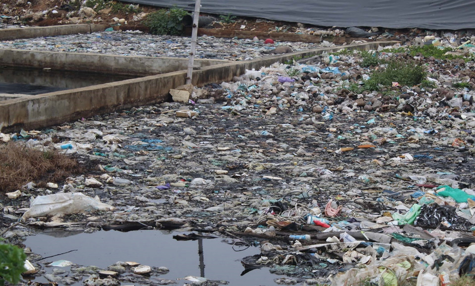 Bãi rác Sầm Sơn, phường Trung Sơn, thành phố Sầm Sơn, Thanh Hóa quá tải, gây ô nhiễm môi trường xung quanh. (Ảnh: Nguyễn Nam/TTXVN)