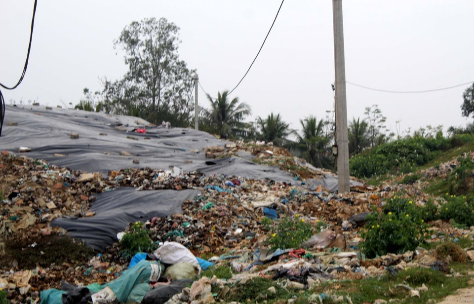 Đây là bãi rác lớn nằm cạnh sông Đơ, cách bãi biển hơn 1km và được xây dựng, sử dụng từ năm 1996 với tổng diện tích 2,7 ha, công suất 25 tấn/ngày đêm. (Ảnh: Nguyễn Nam/TTXVN)