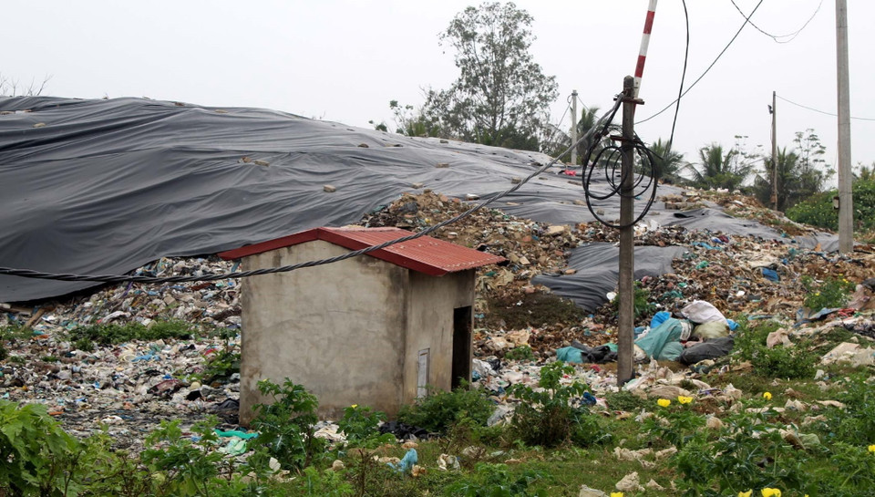 Chính quyền địa phương đã đưa ra nhiều biện pháp khắc phục nhưng do chưa xây dựng nhà máy đốt rác, nên phương án xử lý rác thải chủ yếu là tập kết, lu lèn nén, phun hóa chất, chôn lấp, phủ bạt. (Ảnh: Nguyễn Nam/TTXVN)