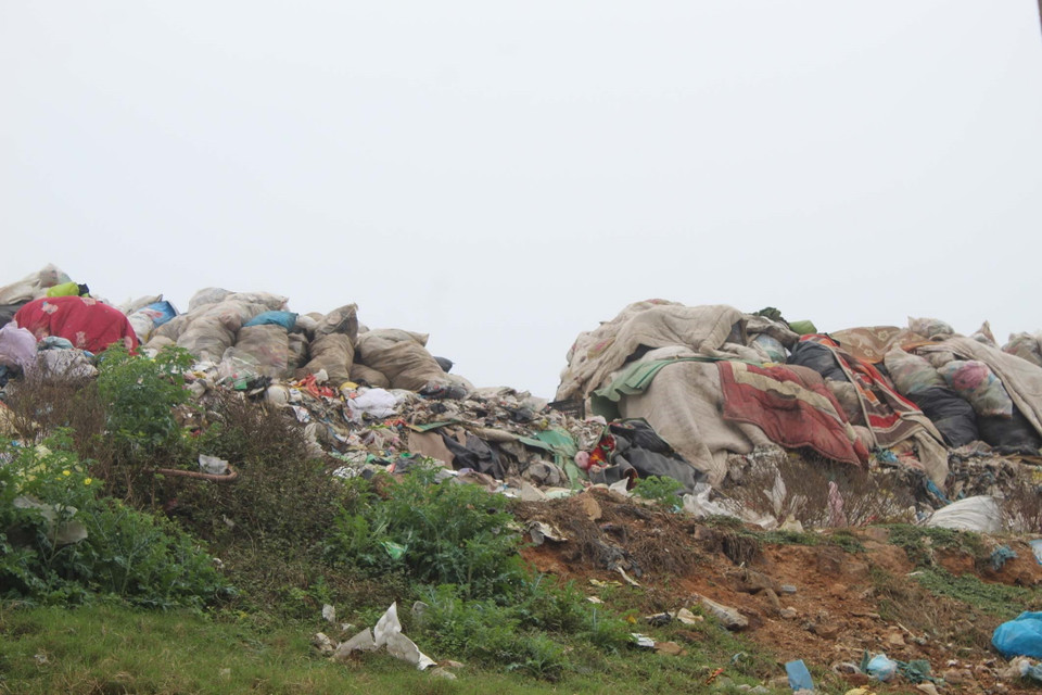 Bãi rác Sầm Sơn, phường Trung Sơn, thành phố Sầm Sơn, Thanh Hóa quá tải, gây ô nhiễm môi trường xung quanh. (Ảnh: Nguyễn Nam/TTXVN)