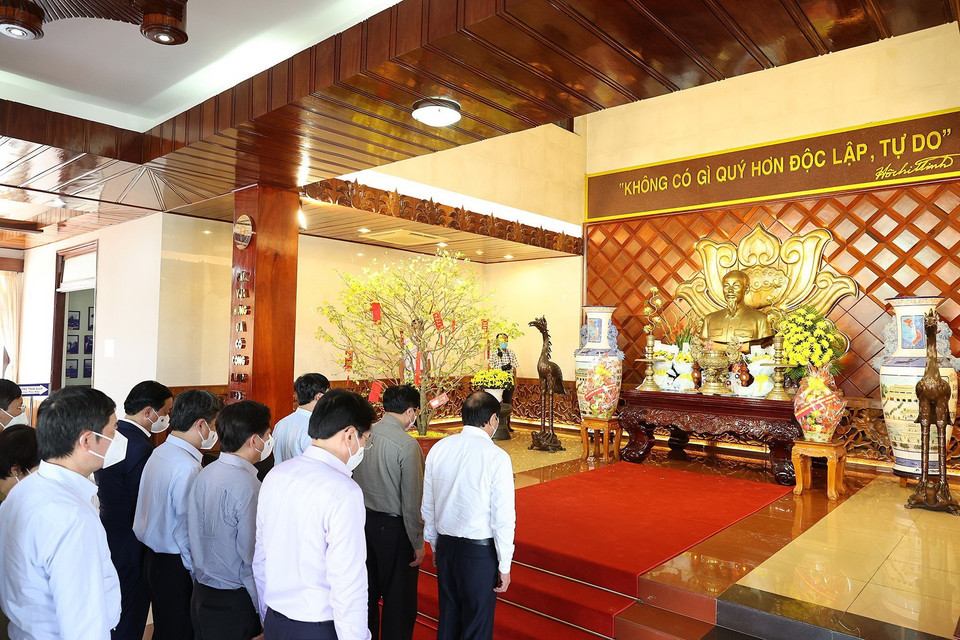 Thủ tướng Phạm Minh Chính dâng hương tưởng niệm Chủ tịch Hồ Chí Minh. (Ảnh: Dương Giang/TTXVN)