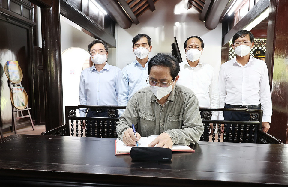 Thủ tướng Phạm Minh Chính viết lưu bút sau khi thăm Khu di tích Dục Thanh. (Ảnh: Dương Giang/TTXVN)