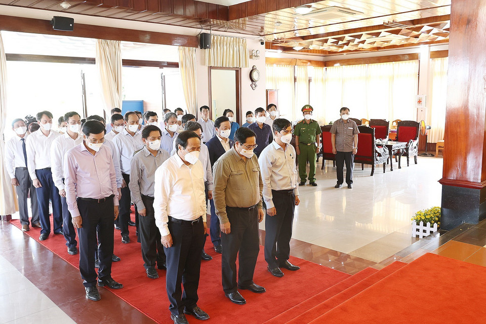 Thủ tướng Phạm Minh Chính và đoàn công tác Chính phủ đến dâng hương tưởng niệm Chủ tịch Hồ Chí Minh. (Ảnh: Dương Giang-TTXVN)