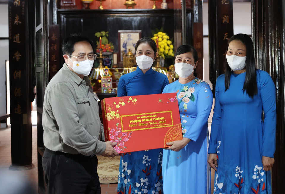 Thủ tướng Phạm Minh Chính tặng quà cho Ban Quản lý Khu di tích Dục Thanh. (Ảnh: Dương Giang/TTXVN)