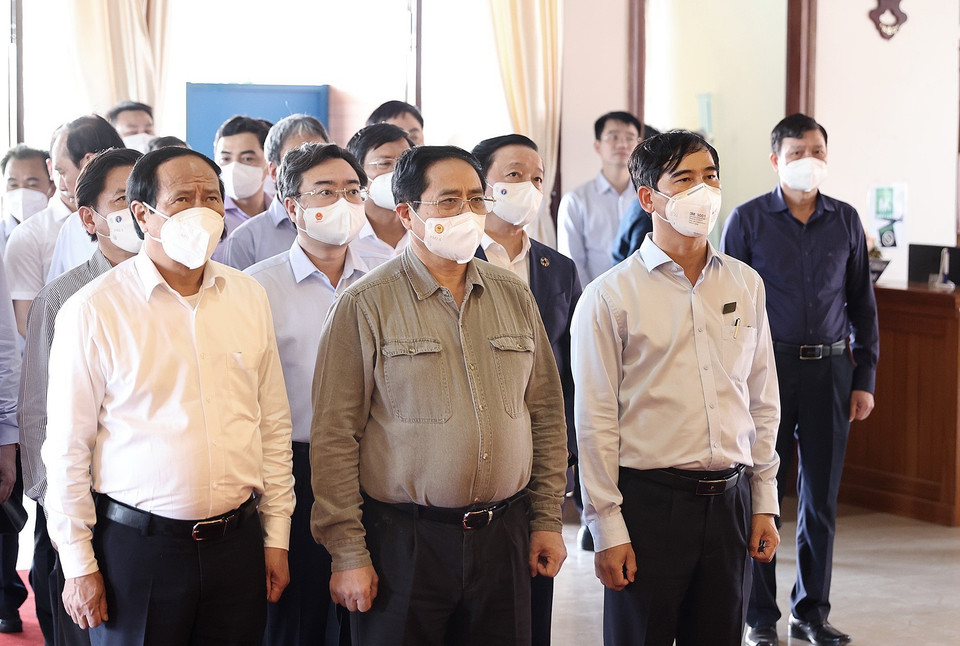 Thủ tướng Phạm Minh Chính dâng hương tưởng niệm Chủ tịch Hồ Chí Minh. (Ảnh: Dương Giang/TTXVN)