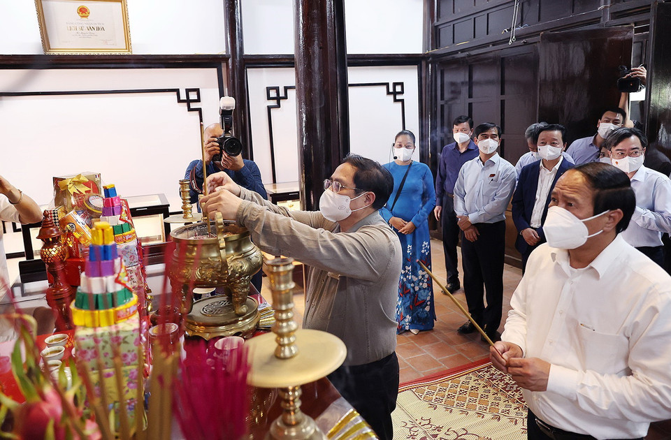 Thủ tướng Phạm Minh Chính dâng hương tưởng niệm Chủ tịch Hồ Chí Minh. (Ảnh: Dương Giang/TTXVN)