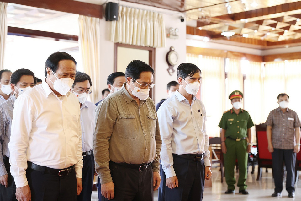 Hình ảnh Thủ tướng Phạm Minh Chính dâng hương tưởng niệm Chủ tịch Hồ Chí Minh. (Ảnh: Dương Giang/TTXVN)