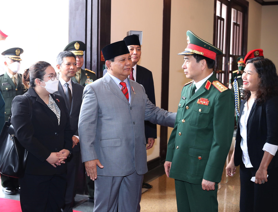 Bộ trưởng Quốc phòng Phan Văn Giang tro đổi với Bộ trưởng Quốc phòng Indonesia Prabowo Subianto. (Ảnh: Trọng Đức/TTXVN)