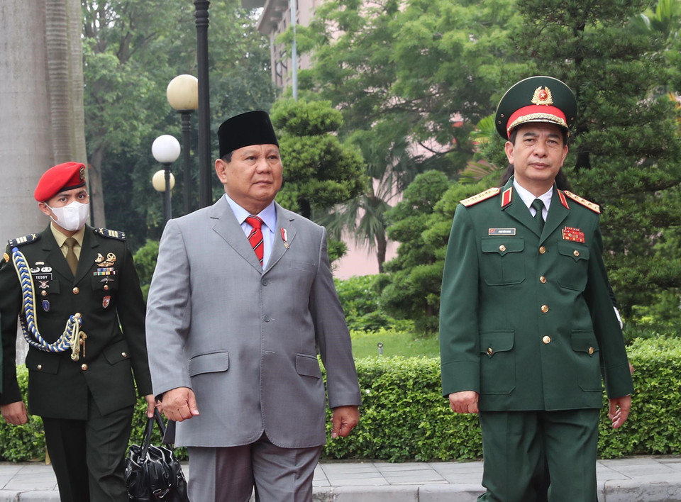 Bộ trưởng Quốc phòng Phan Văn Giang đón Bộ trưởng Quốc phòng Indonesia Prabowo Subianto. (Ảnh: Trọng Đức/TTXVN)