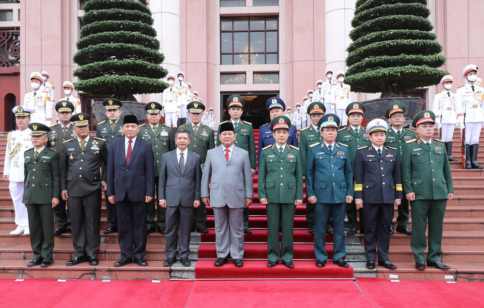 Bộ trưởng Quốc phòng Phan Văn Giang và Bộ trưởng Quốc phòng Indonesia Prabowo Subianto chụp ảnh chung với các thành viên đoàn đại biểu quân sự cấp cao 2 nước. (Ảnh: Trọng Đức/TTXVN)