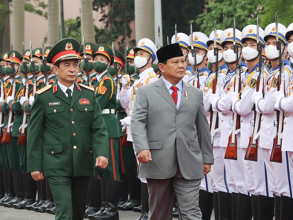 Bộ trưởng Quốc phòng Phan Văn Giang và Bộ trưởng Quốc phòng Indonesia Prabowo Subianto duyệt đội Danh dự Quân đội nhân dân Việt Nam. (Ảnh: Trọng Đức/TTXVN)