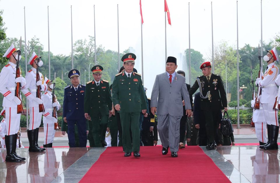 Bộ trưởng Quốc phòng Phan Văn Giang và Bộ trưởng Quốc phòng Indonesia Prabowo Subianto tại lễ đón. (Ảnh: Trọng Đức/TTXVN)